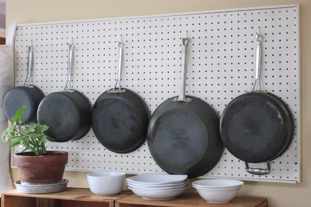 csináld magad lyukasztott fali tálca serpenyők tárolására