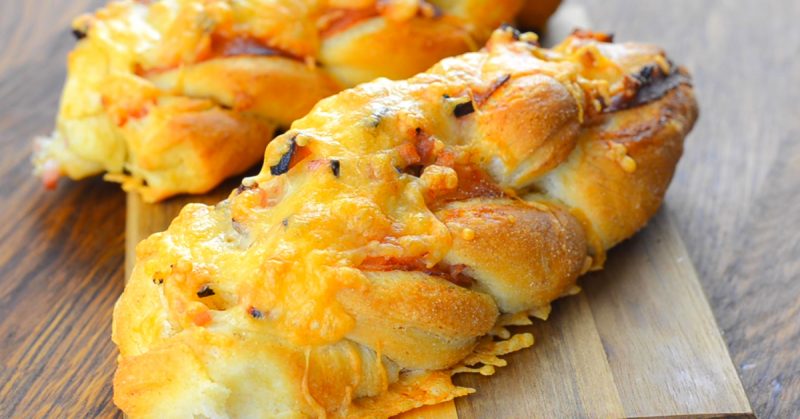 Szalonnás-sajtos fonott kifli