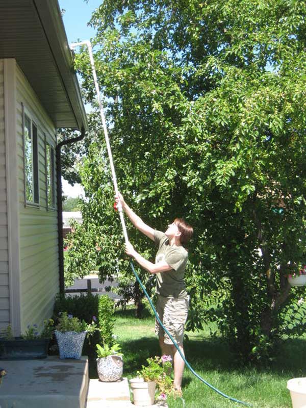 14. Nem szeretnél létrára mászni, hogy kitisztítsad az ereszt Itt a megoldás.