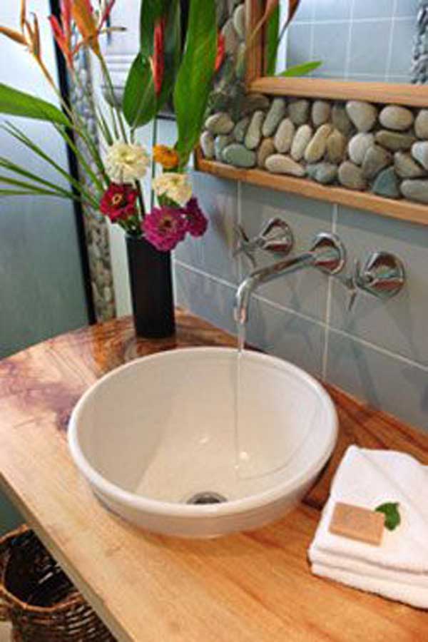 Fürdőszobai tükörkeret díszítése kövekből