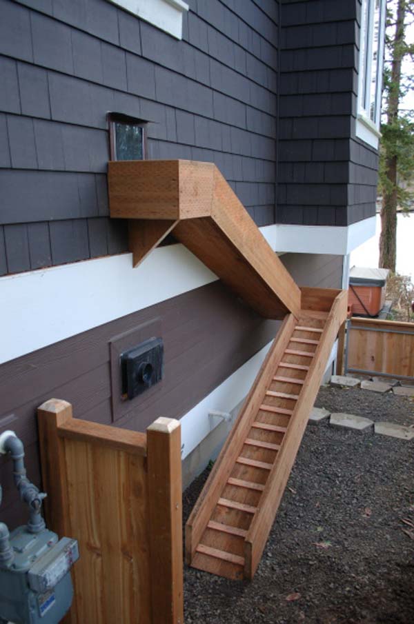 Külön lépcső és bejárat az emeletre kedvenceinknek