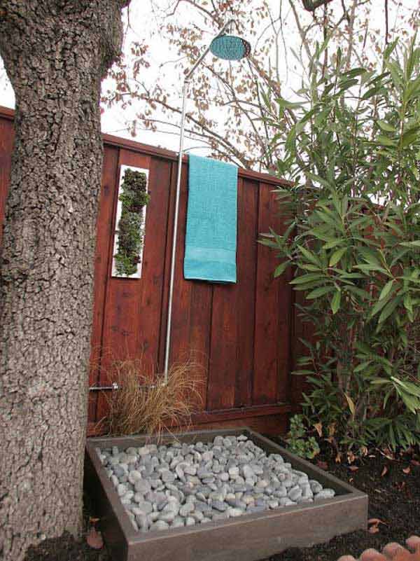 Szabadtéri zuhany kialakítása kövekkel