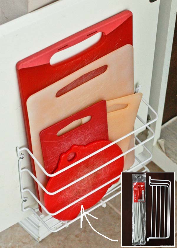 Szerelj fel egy drótrácsos tárolót a szekrény ajtaján belül, a vágódeszkák és a sütőlapok tárolásához. Annak megakadályozása érdekében, hogy a táblák ne csússzanak ki, rakj pár darab gyorskötözőt a rács aljára