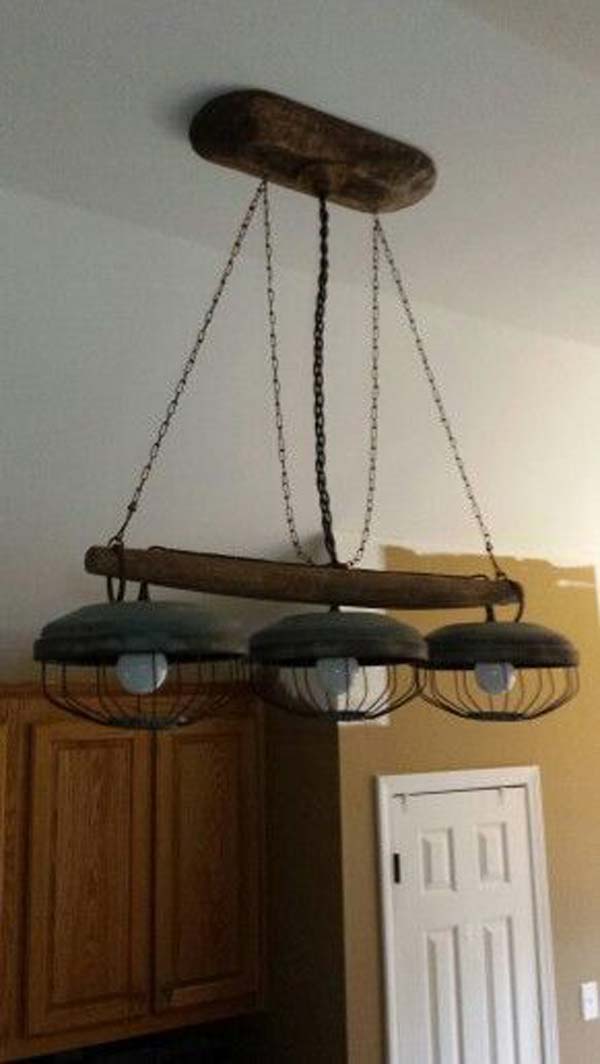 21. Lámpatest madáretetőből 1