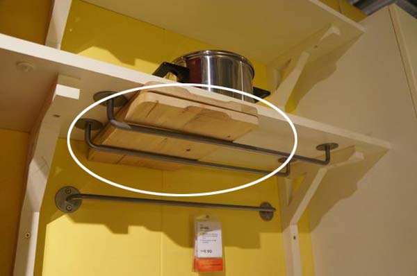 25. Szerelj fel IKEA síneket egy polc alatt a vágódeszkák tárolásához