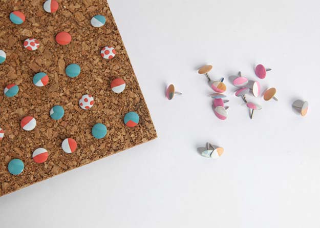 10. DIY Színes rajzszögek