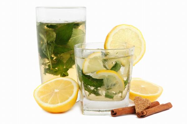 BAZSALIKOMOS-MENTÁS LIMONÁDÉ