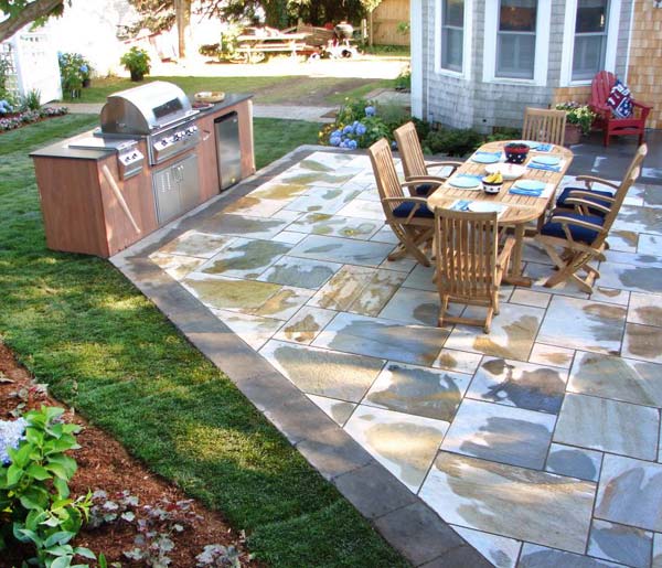 Grillező sziget a terasz és a pázsit találkozásánál