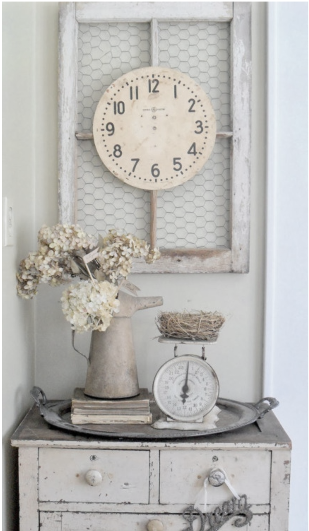 16. Antik szekrényke